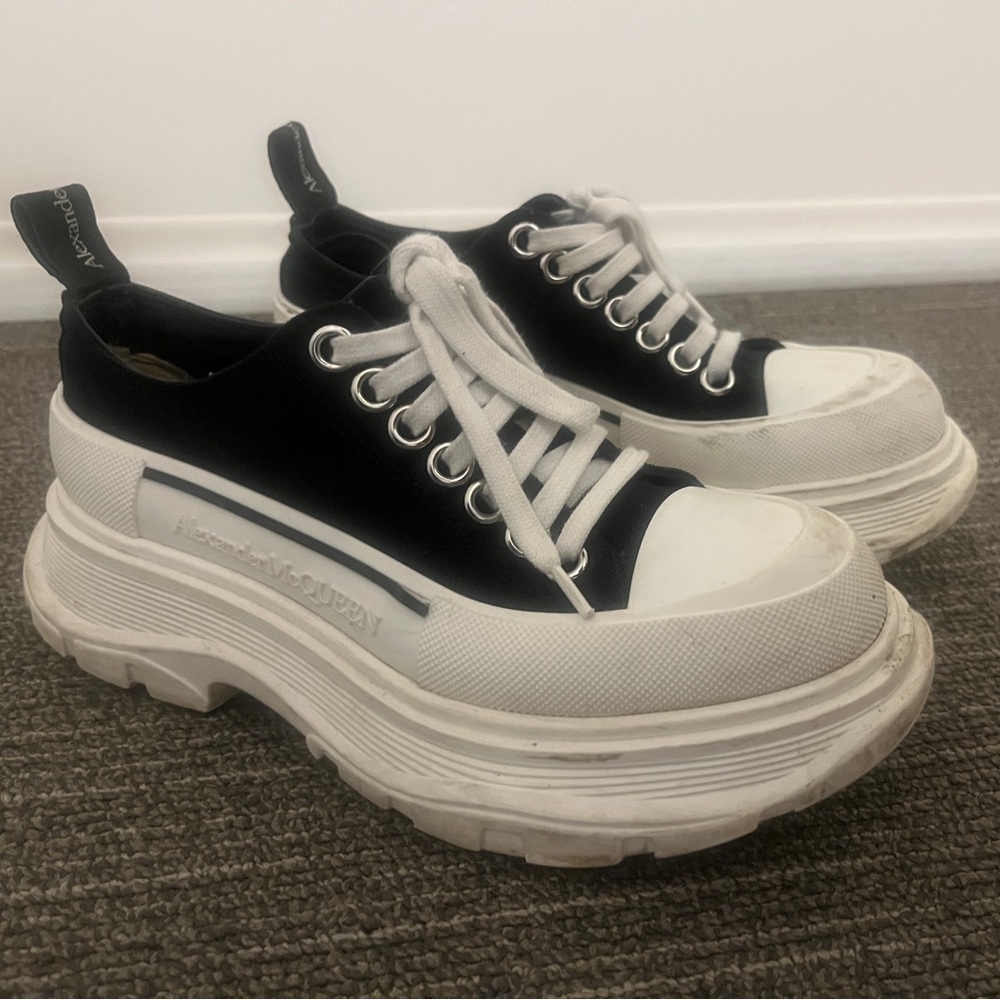 Alexander McQueen Women’s Tread Slick Sneakers Black/White